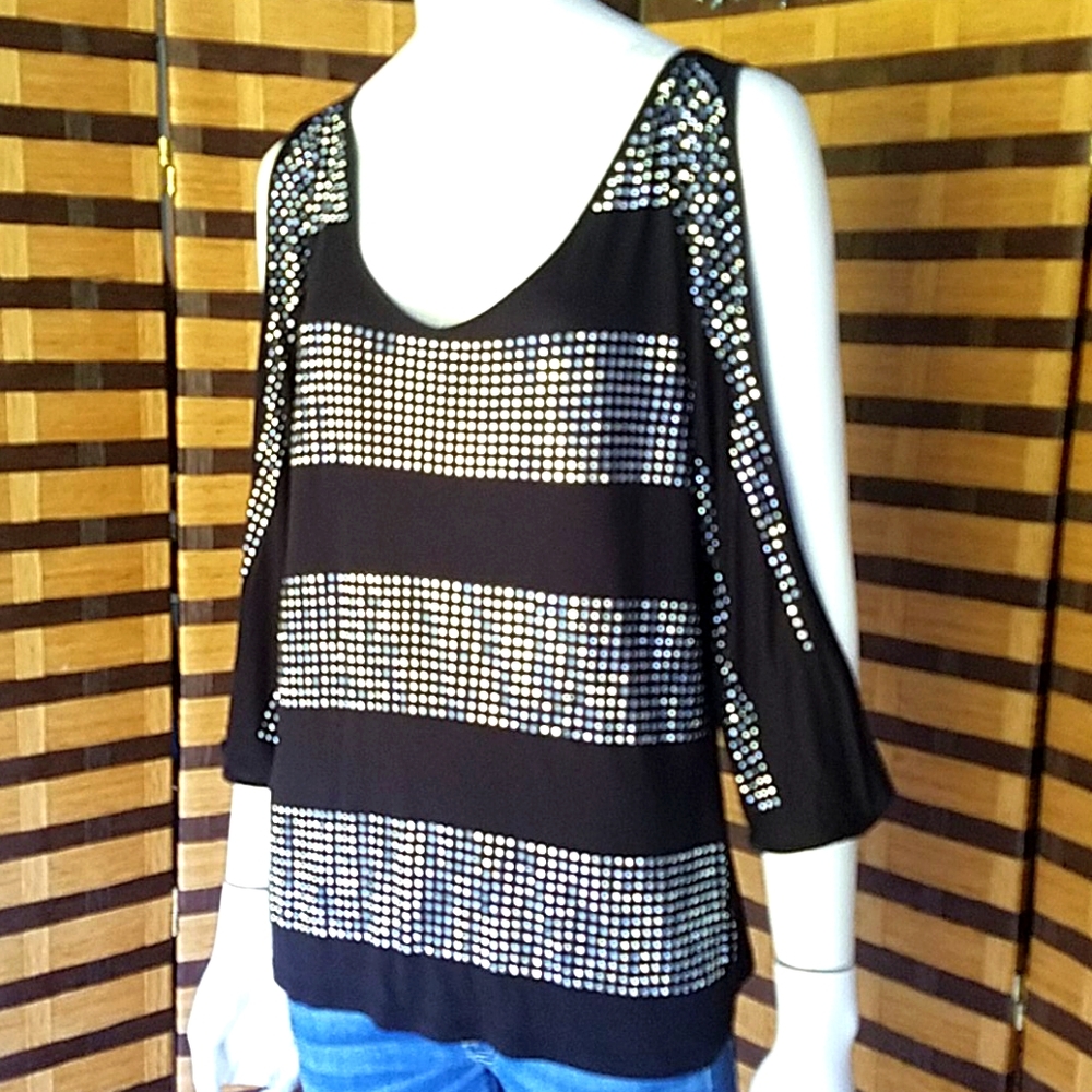 EUC!  INC silver stud split arm top